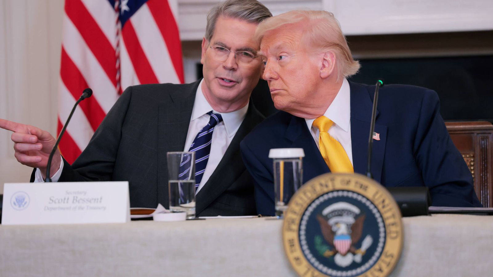 Foto: El secretario del Tesoro de Estados Unidos, Scott Bessent, junto a Donald Trump, el mes pasado. (Getty/Anna Moneymaker)